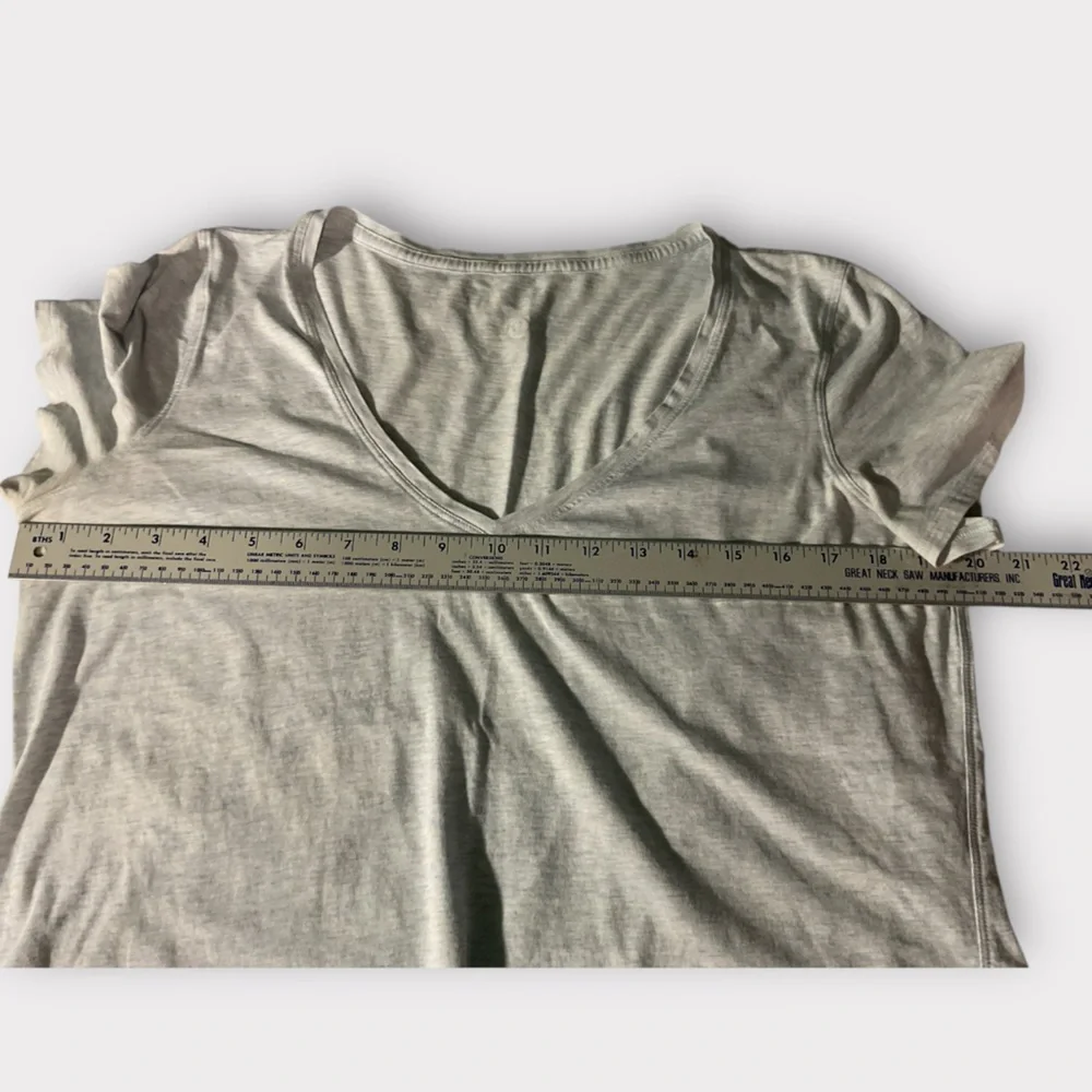🍋 Lululemon Light Blue V-Neck Women's T Shirt - Picture 6 of 8
